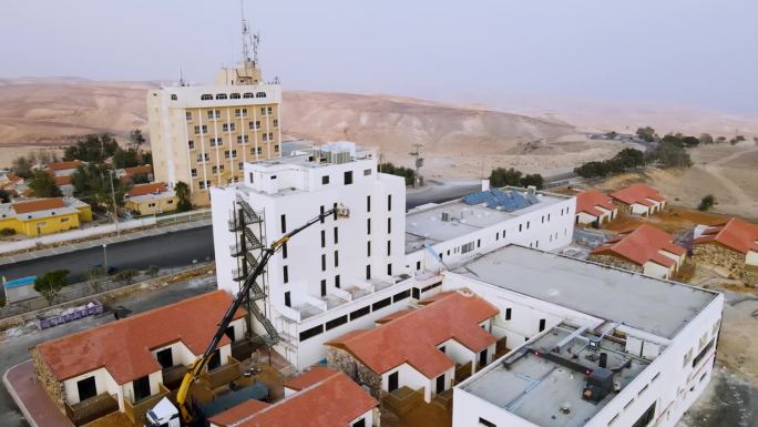 在沙漠里建旅馆。
背景是黄色和棕色的沙山。
无人机拍摄的
4 k