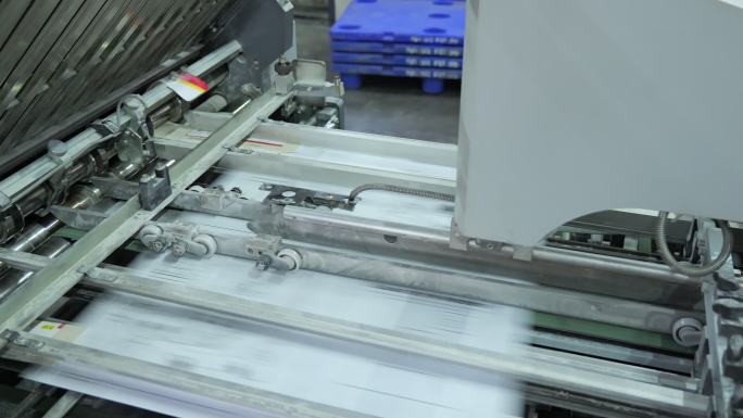 快速运行中的印刷厂机器设备5