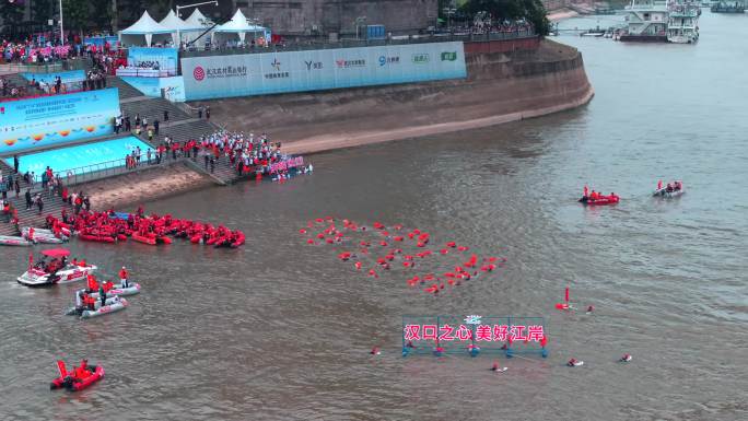 武汉长江渡江节代表队下水横渡长江