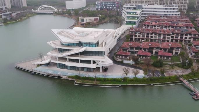 上海之鱼湖边一角的酒店航拍环绕高清镜头