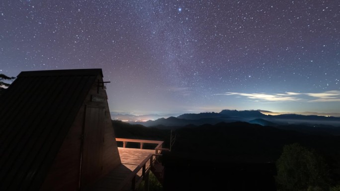 舒适的小屋在野生森林自然银河在夜空中