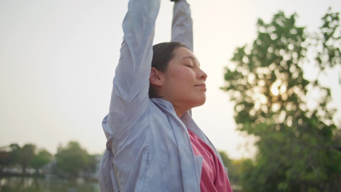 运动女性呼吸放松运动户外活动呼吸锻炼