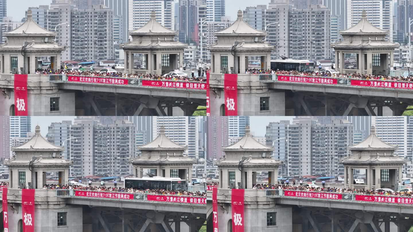 武汉长江渡江节长江大桥观众横幅标语