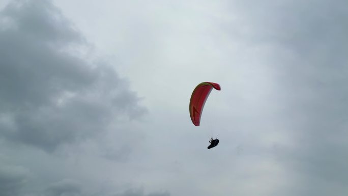滑翔伞极限运动航拍滑翔伞飞行自由自在远方