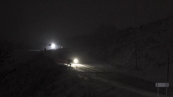 孤独的汽车驶过雪夜