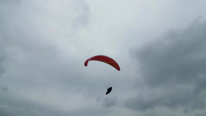 滑翔伞航拍极限运动滑翔伞户外活动阳光自由