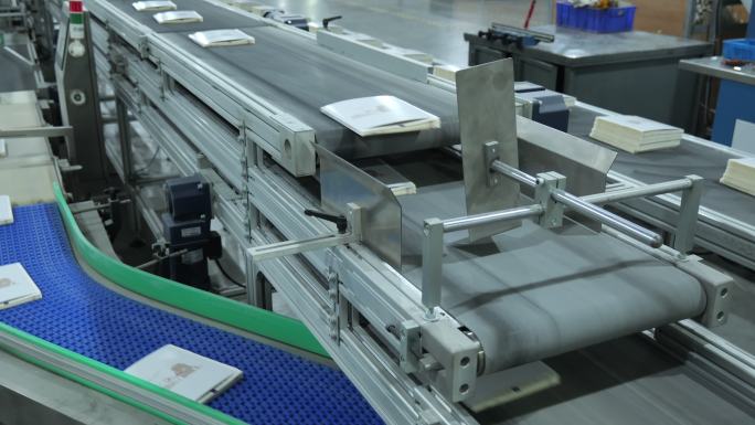 印刷厂里图书装订运送机械流水线4