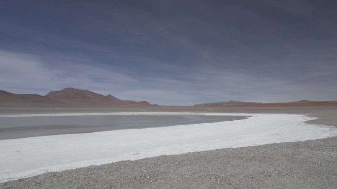 位于玻利维亚安第斯山脉高原上的一个泻湖中的盐湖。