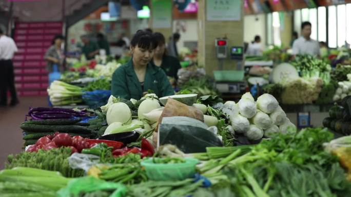 古荡农贸市场 买菜的人群、各种蔬菜