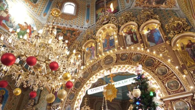 教堂内部为圣诞节而装饰。教堂庆祝圣诞节