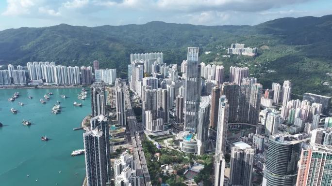 荃湾葵涌和青衣是一个商业和住宅的海滨卫星城，建在香港新界的一个海湾上，航拍无人机城市的天景