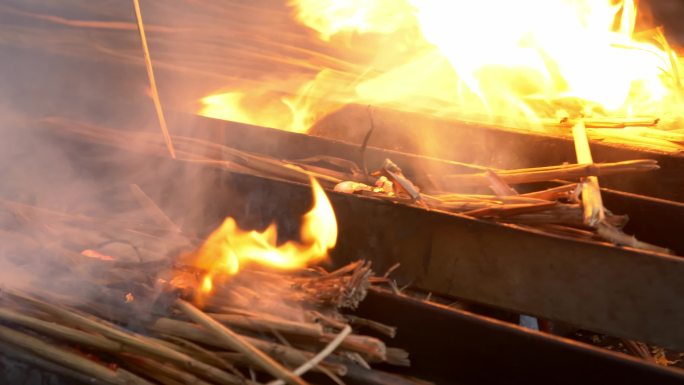 熔铁之舞：传统铁匠的火焰和烟雾