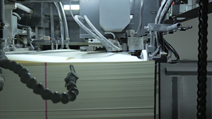 印刷厂里纸张运输裁剪流水线设备2