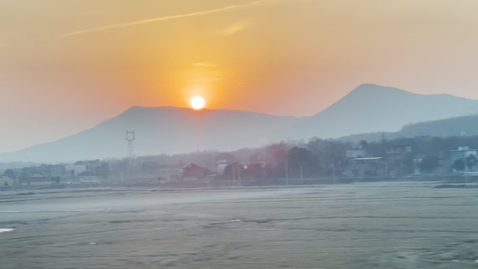 高铁窗外夕阳风景