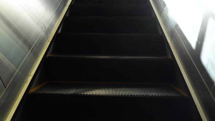 地铁站内正在载客运行的自动扶梯