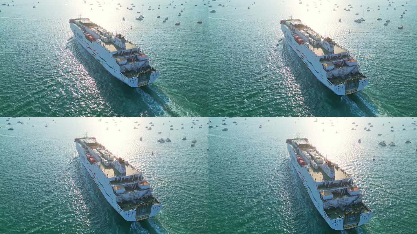 海南三亚蔚蓝色海洋上正驶向远方的豪华游艇