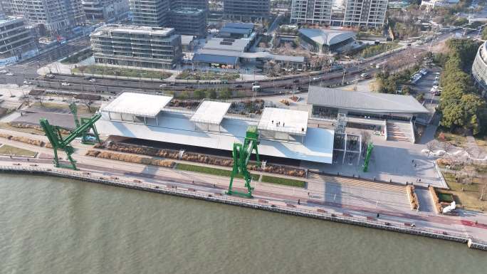 航拍上海黄浦江西岸星美术馆建筑艺术火车站