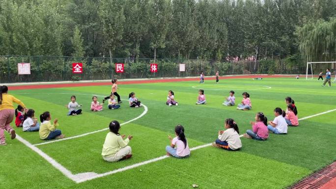 农村学校的孩子们在操场做游戏 踢足球