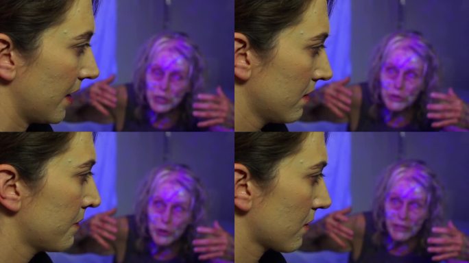 科幻电影中一个女孩和受感染的女人隔着玻璃对话的选择性聚焦镜头
