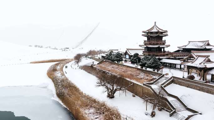 鸣沙山月牙泉雪景4k素材