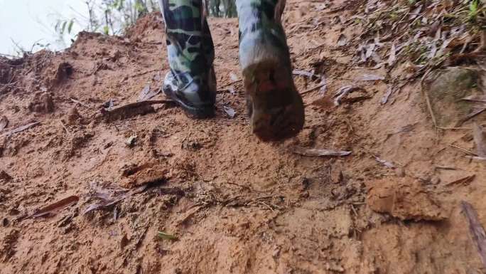 爬山脚步特写登山爬山脚步踏上泥地红土路