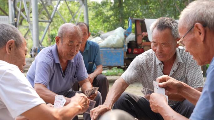 农村村头老年人打牌娱乐高清素材