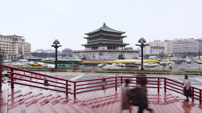 阴雨天西安钟楼 车流 人流延时