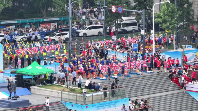 武汉长江渡江节代表队横幅下水入场
