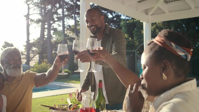 户外，与家人一起举杯欢庆，在家中的花园中欢声笑语。爷爷、男人和女人带着酒在后院喝酒，女孩和午饭一起庆