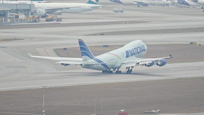 【4K】波音747从跑道上滑跑起飞