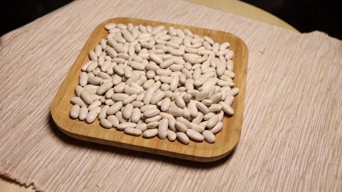竹盘里的生豆。麦片慢镜头，特写。