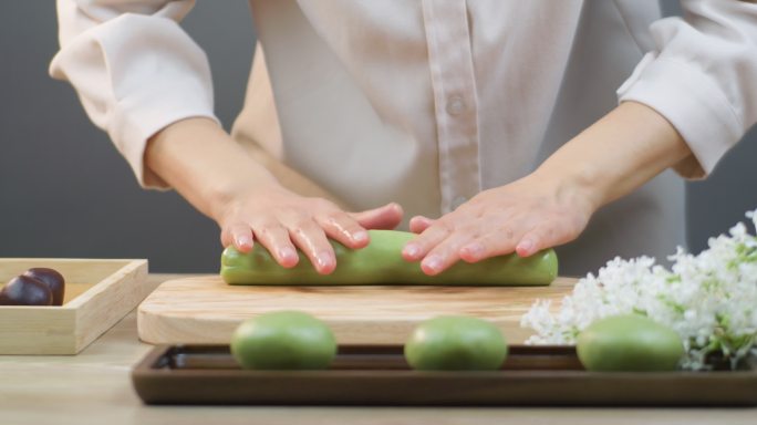 清明节品茶吃青团包青团