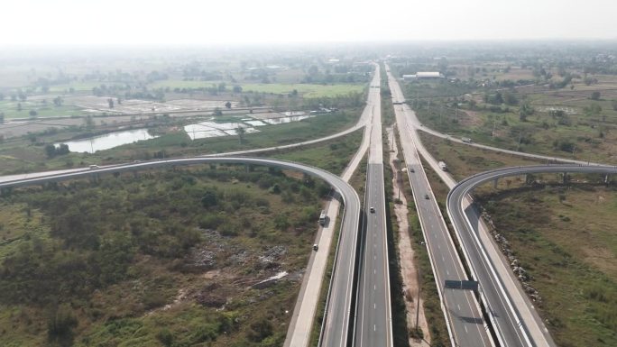 无人机拍摄鸟瞰风景优美的景观，多种类型的车辆在建设中的高速公路上通行