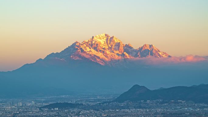 云南丽江古城和玉龙雪山日出日照金山延时