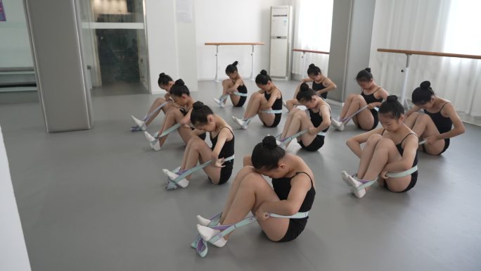 一群女孩练习舞蹈拉伸腿