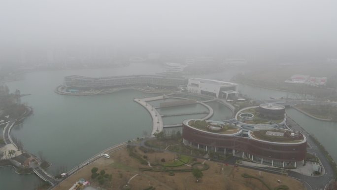 奉贤区博物馆航拍上升远离进云层雾天镜头