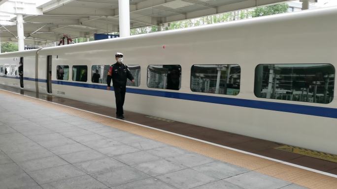 高铁动车经停重庆北站上下客实拍