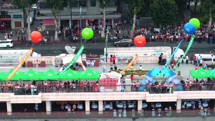 武汉长江渡江节岸边观众气球标语