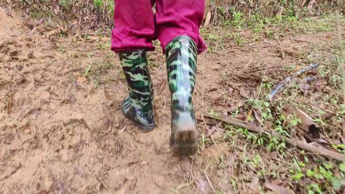 登山爬山脚步踏上泥地土路雨季泥浆泥泞道路