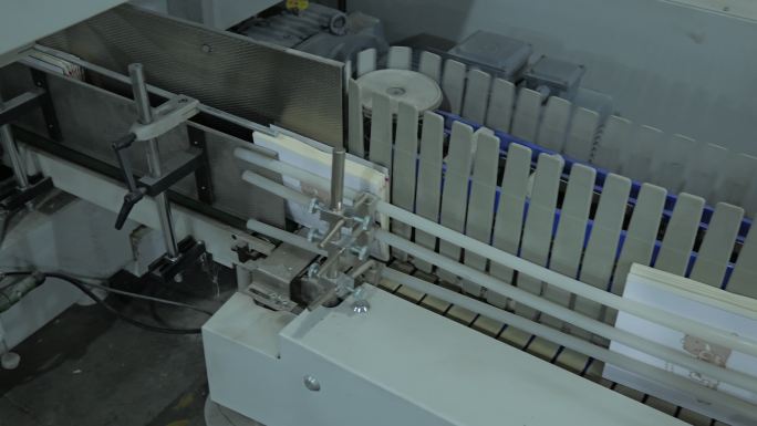 印刷厂里图书装订运送机械流水线1