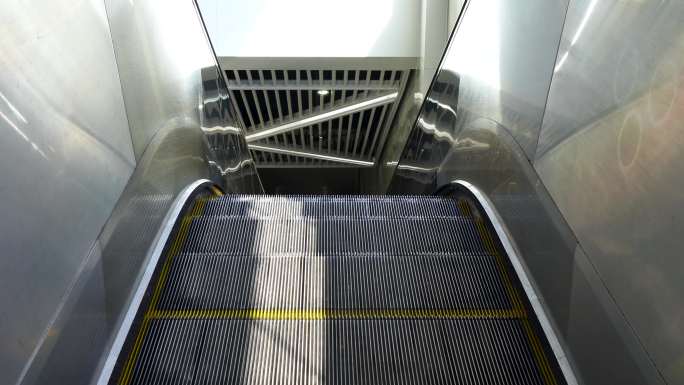 地铁站内正在下行运行的自动扶梯