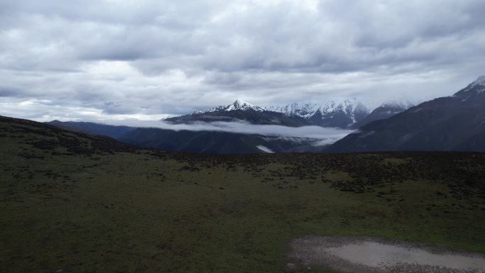 四川甘孜州高原子梅垭口贡嘎雪山倒影航拍