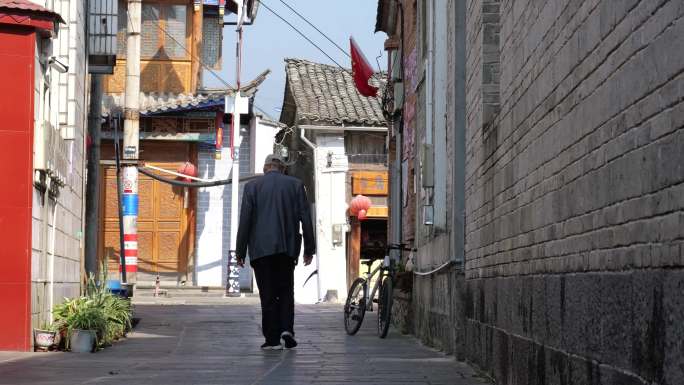 老年人走在街上的背影 老龄化社会