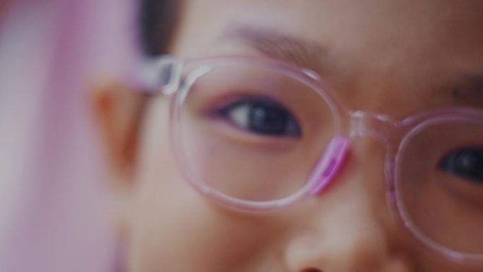 戴眼镜的亚洲少女粉色眼眶