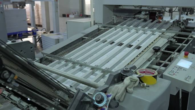 快速运行中的印刷厂机器设备3