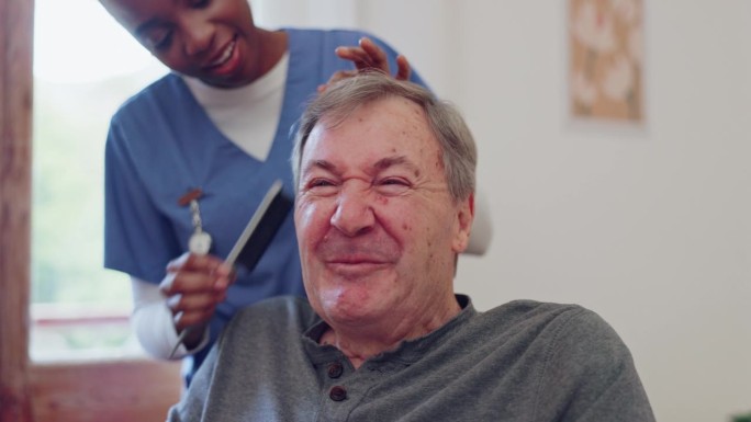 在护士的帮助下，为老人梳头、梳头和护理提供健康和支持。护发、梳头和护理员梳着老人的头带着幸福或自豪