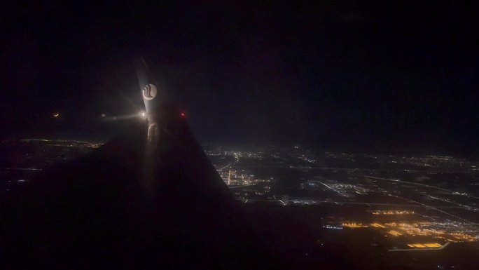 飞机夜间夜班俯瞰夜景赏月航班
