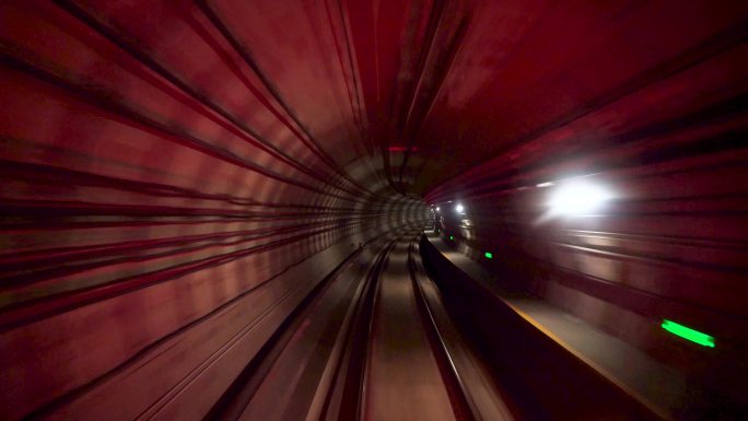 地铁列车穿梭在地铁隧道内犹如时空穿越