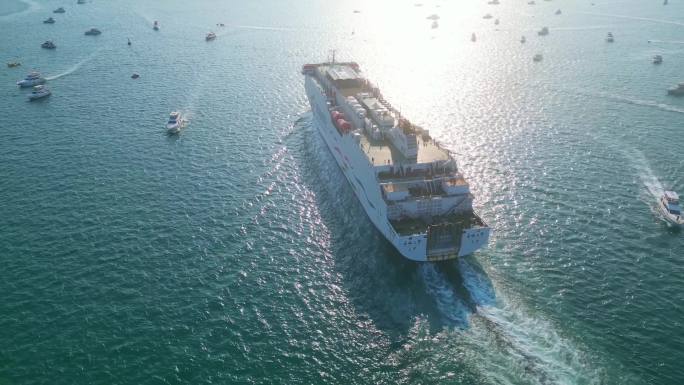 海南三亚蔚蓝色海洋上正驶向远方的豪华游艇