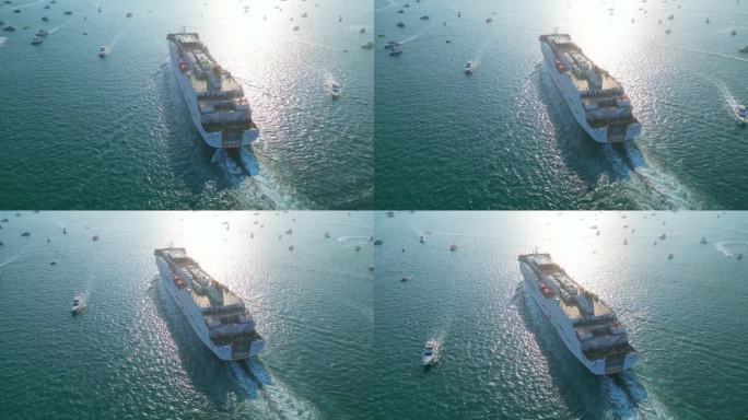 海南三亚蔚蓝色海洋上正驶向远方的豪华游艇